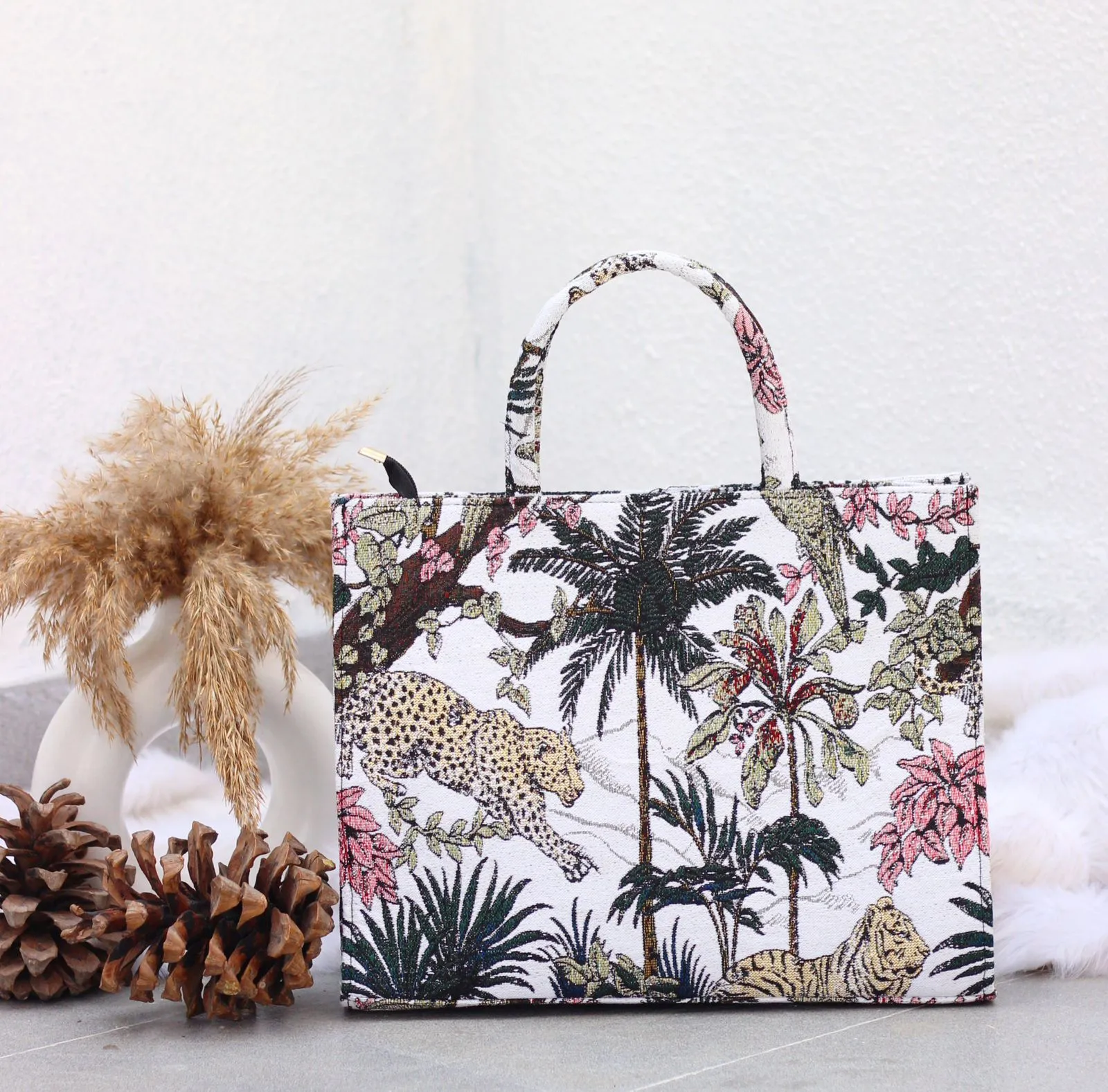 EVERYDAY TOTES