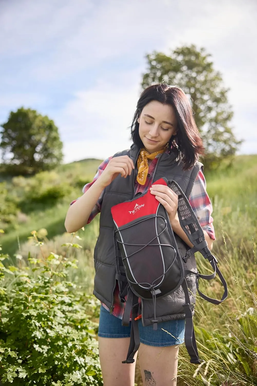 Teton Trailrunner Hydration Backpack, Hydration Pack for Hiking, Running, Cycling, Biking. Lightweight Vest for Men and Women. Sewn-in Rain Cover, 2L Water Bladder Included